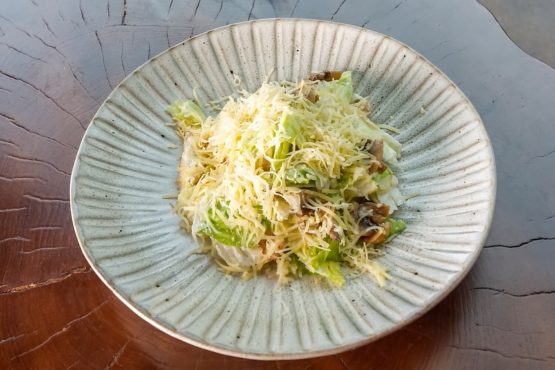 Салат с курой и грибами
